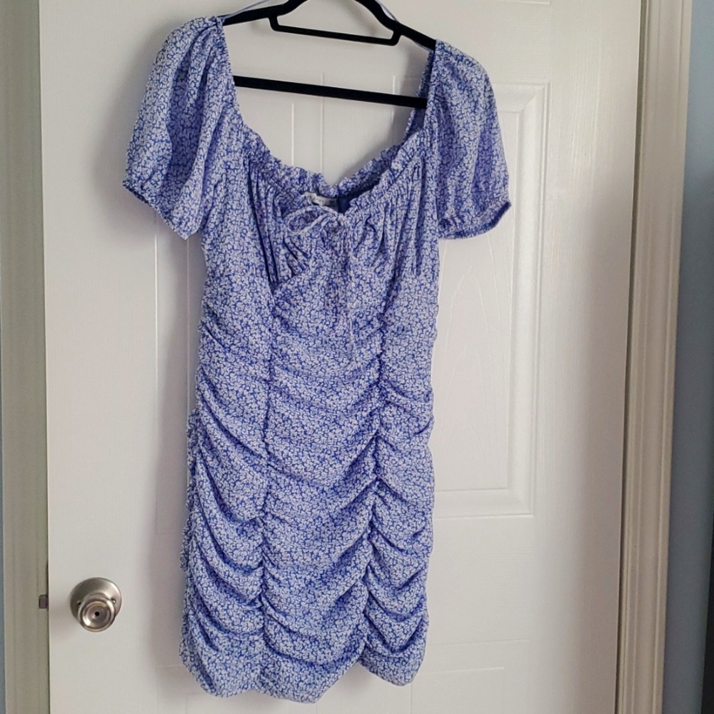 Beutiful flowers dress 👗  size M  new with tags perfect condition